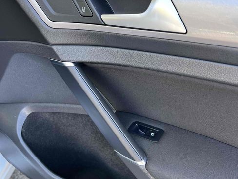 Used 2016 Volkswagen e-Golf SE w/ DC Fast Charging Package image 58