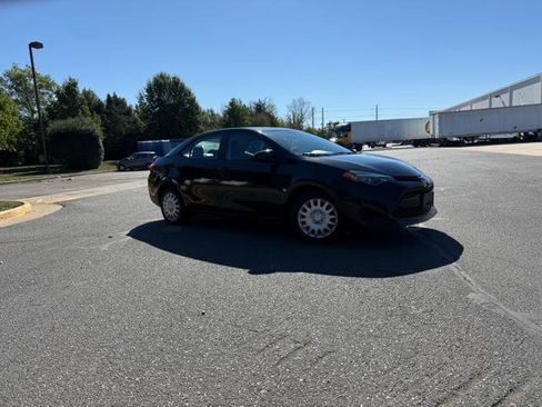 Used 2018 Toyota Corolla image 2