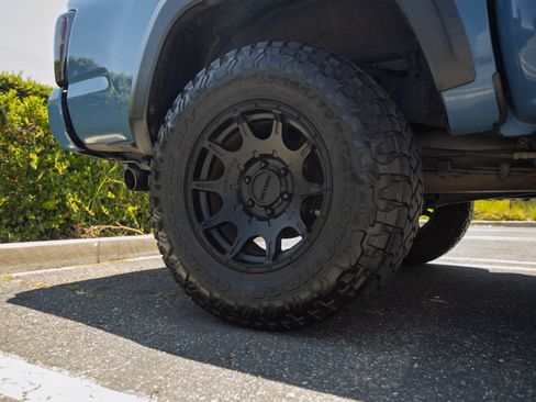 Used 2019 Toyota Tacoma TRD Off-Road w/ Technology Package AWD/4WD image 10