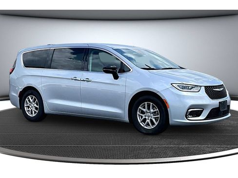 Used 2024 Chrysler Pacifica Touring-L FWD image 12