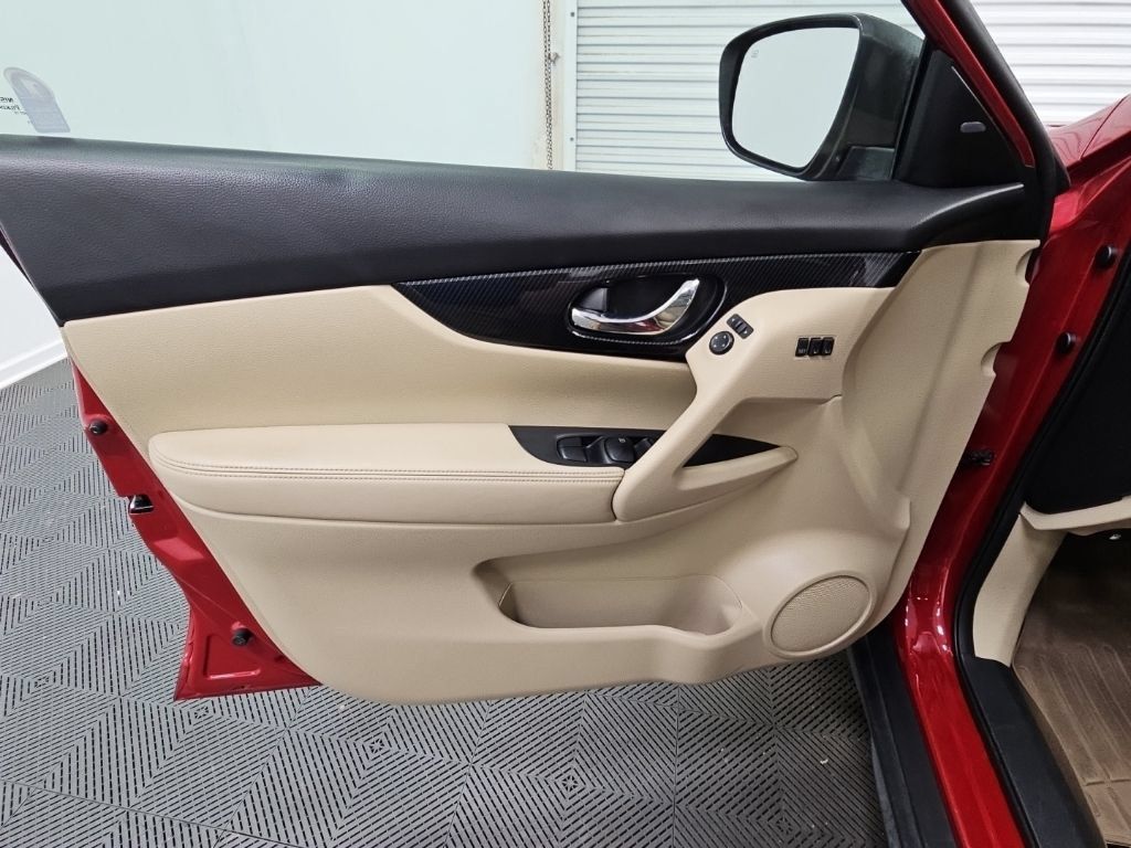 Used 2017 Nissan Rogue SL w/ SL Premium Package FWD image 32