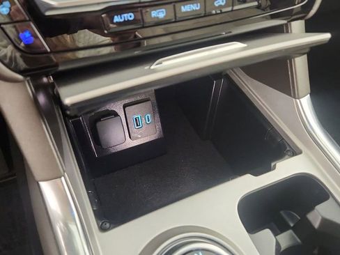 Used 2023 Ford Explorer Platinum w/ Technology Package image 18