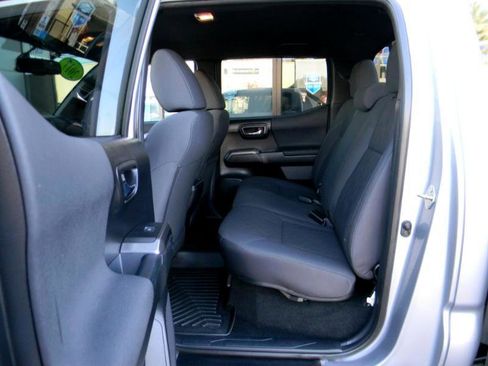 Used 2017 Toyota Tacoma TRD Off-Road image 12