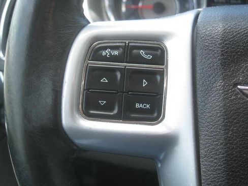 Used 2014 Chrysler Town & Country Touring FWD image 32