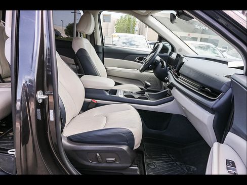 Used 2025 Kia Carnival EX FWD image 20