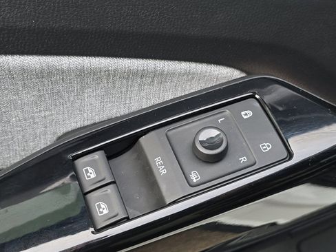 Used 2023 Volkswagen ID.4 2WD image 11