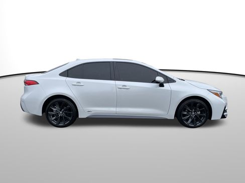 Certified 2025 Toyota Corolla SE w/ SE Premium Package image 2