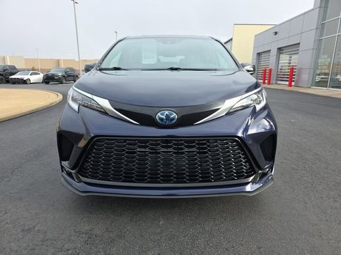 Used 2021 Toyota Sienna XSE image 3