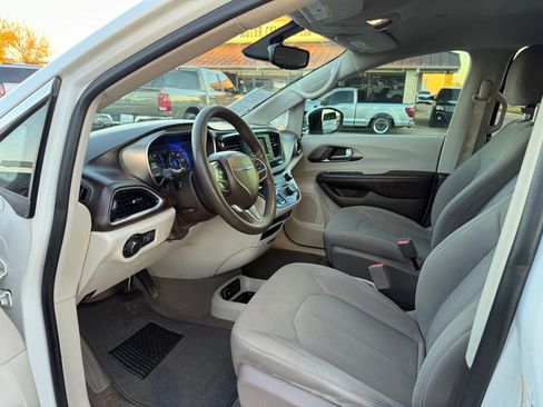 Used 2017 Chrysler Pacifica LX image 13