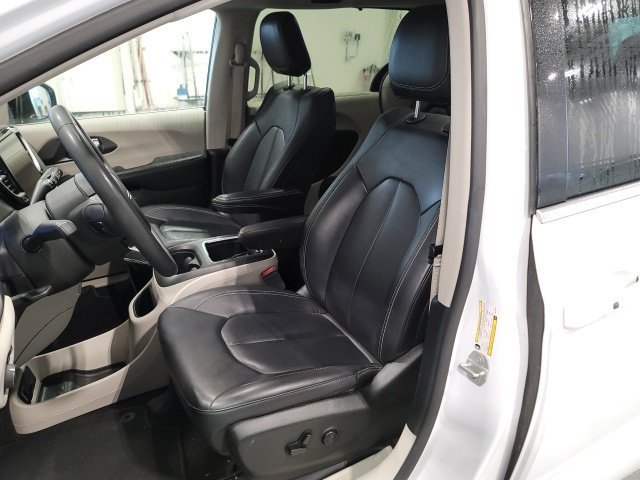 Used 2024 Chrysler Pacifica Touring-L FWD image 9