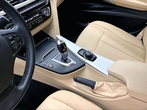 Used 2018 BMW 320i Sedan RWD image 16
