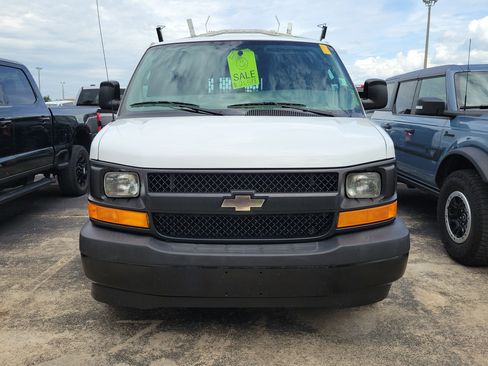 Used 2017 Chevrolet Express 2500 RWD image 2