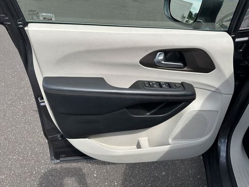 Used 2018 Chrysler Pacifica Touring Plus w/ Tire & Wheel Group FWD image 19