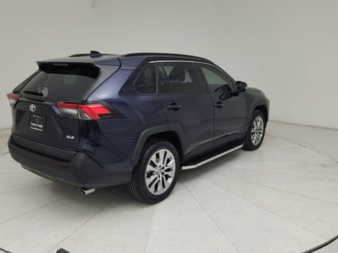 Used 2021 Toyota RAV4 XLE Premium FWD image 5