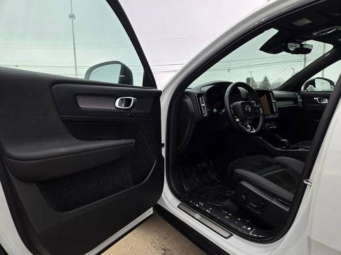 Used 2023 Volvo XC40 B5 Plus w/ Climate Package image 10