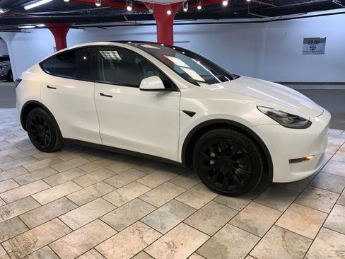 Used 2022 Tesla Model Y Long Range AWD/4WD image 5
