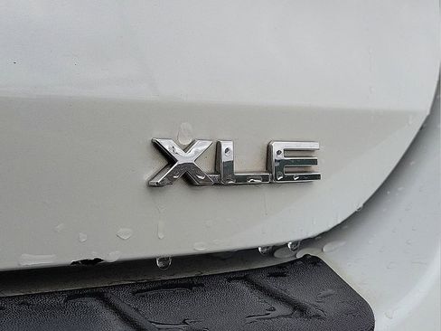 Used 2022 Toyota Highlander XLE FWD image 9