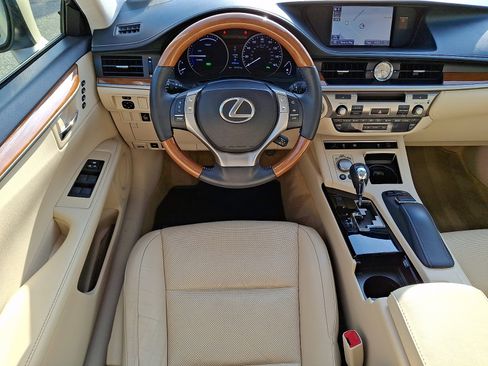 Used 2013 Lexus ES 300h w/ Luxury Pkg FWD image 11