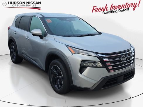 Used 2025 Nissan Rogue SV FWD image 1
