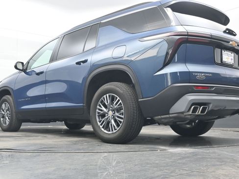 Used 2025 Chevrolet Traverse LT image 29
