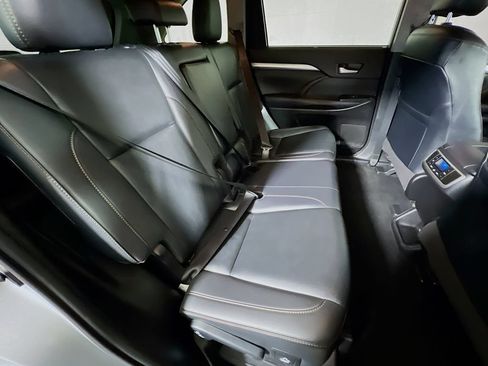Certified 2019 Toyota Highlander XLE AWD/4WD image 24