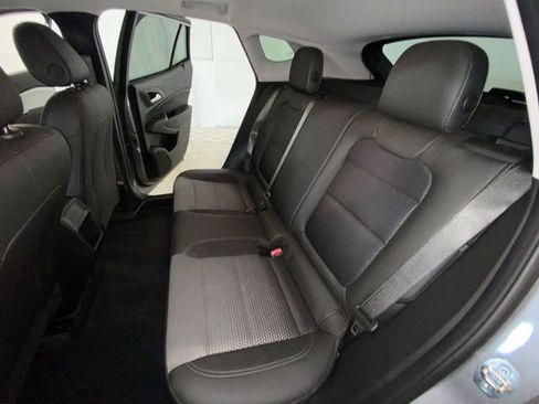 Used 2024 Chevrolet Trax LT w/ Sunroof Package FWD image 13