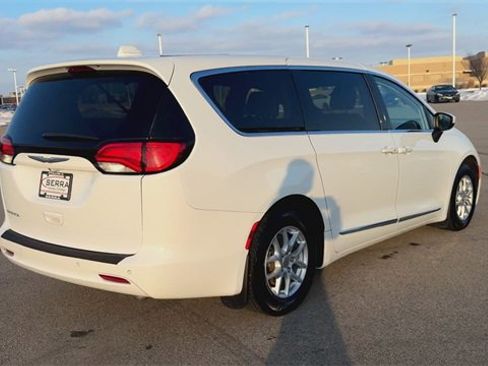 Used 2017 Chrysler Pacifica Touring image 8