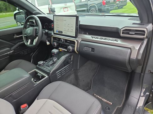 Certified 2025 Toyota Tacoma TRD Off-Road w/ TRD Off Road Upgrade Package AWD/4WD image 18