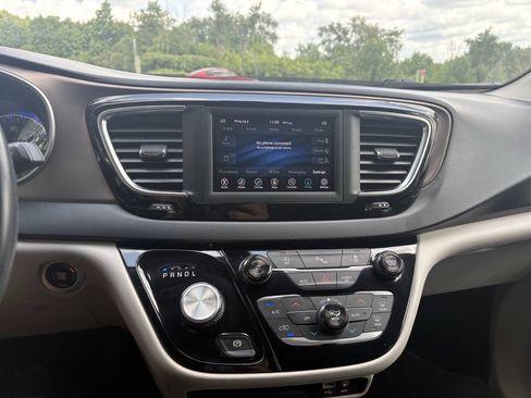 Used 2018 Chrysler Pacifica Touring-L FWD image 19