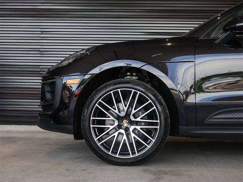Certified 2025 Porsche Macan image 13