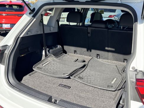 Certified 2019 Volkswagen Tiguan SE w/ Panoramic Sunroof Package image 39