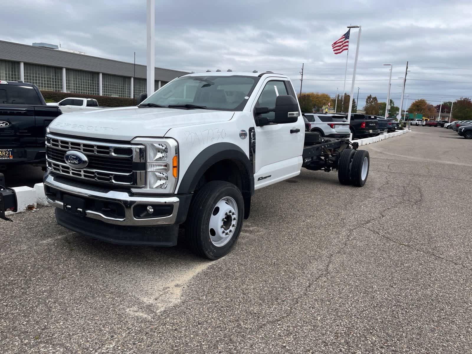 Used 2023 Ford F450 XLT w/ XLT Value Package RWD image 2