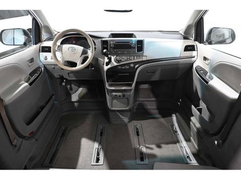 Used 2014 Toyota Sienna LE image 21