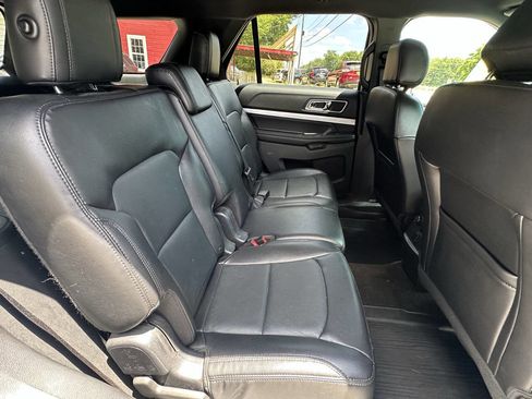 Used 2017 Ford Explorer XLT w/ Equipment Group 202A AWD/4WD image 15