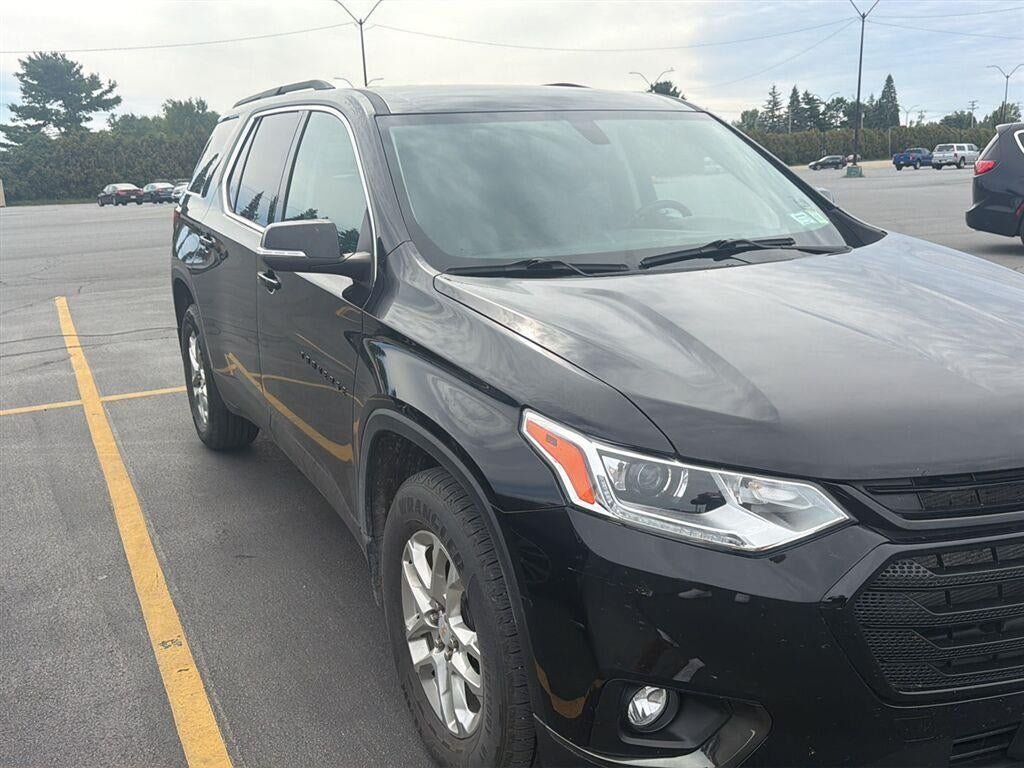 Used 2021 Chevrolet Traverse LT w/ LPO, Blackout Package AWD/4WD image 2