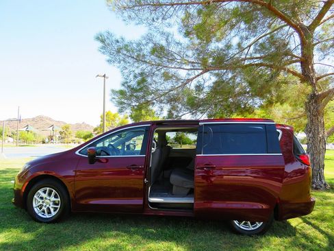 Used 2021 Chrysler Voyager LX image 19