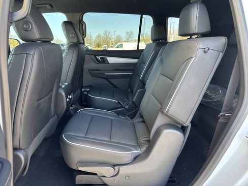 Used 2025 Buick Enclave Preferred w/ Power Package image 28