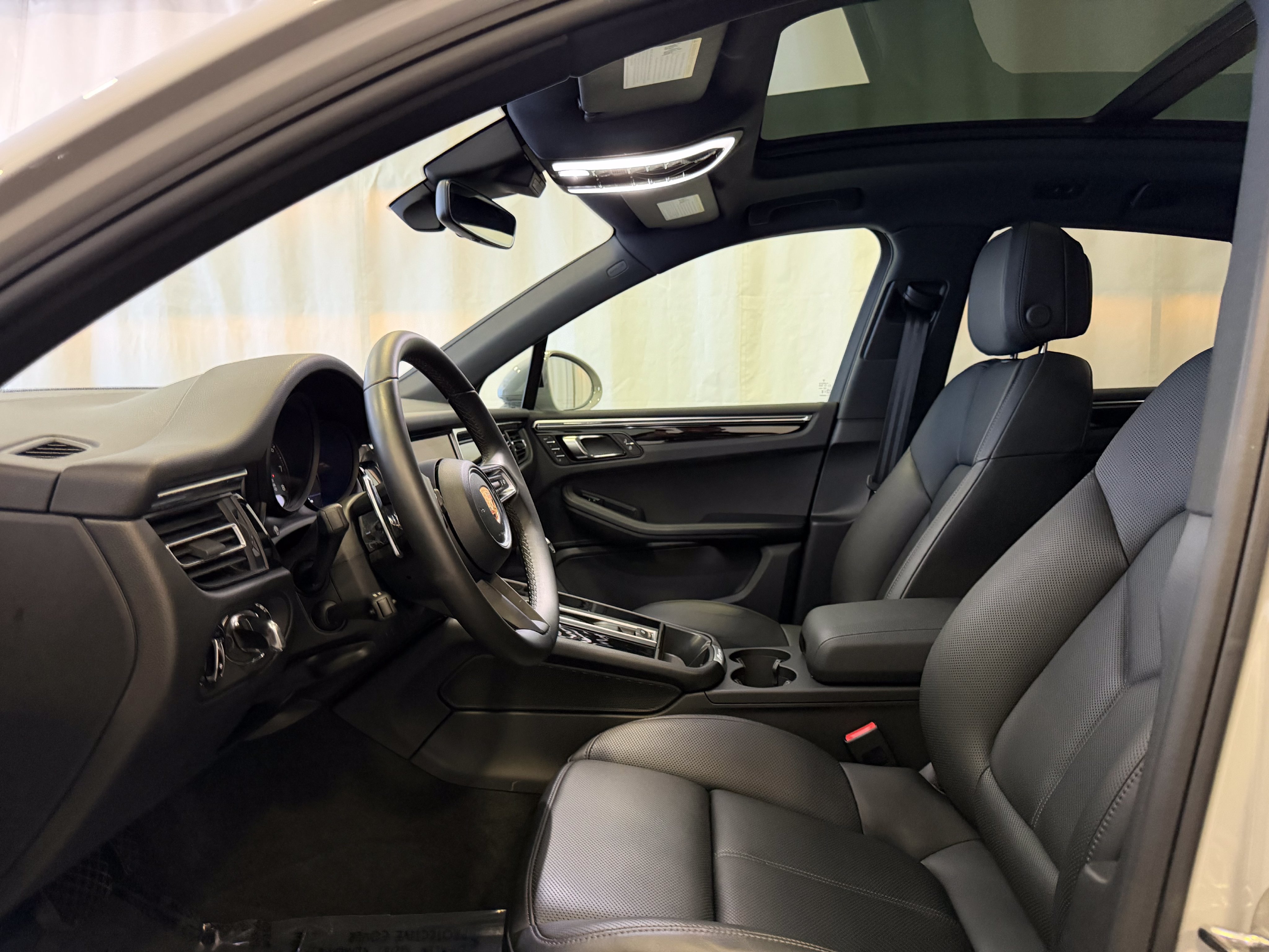 Certified 2026 Porsche Macan AWD/4WD image 5
