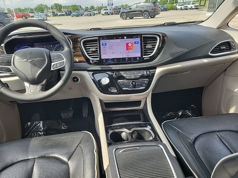 Used 2023 Chrysler Pacifica Limited FWD image 21