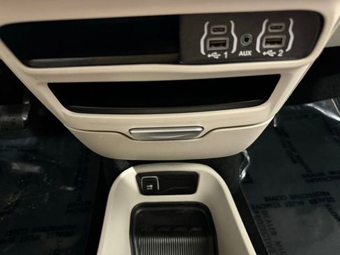 Used 2024 Chrysler Pacifica Touring-L image 36