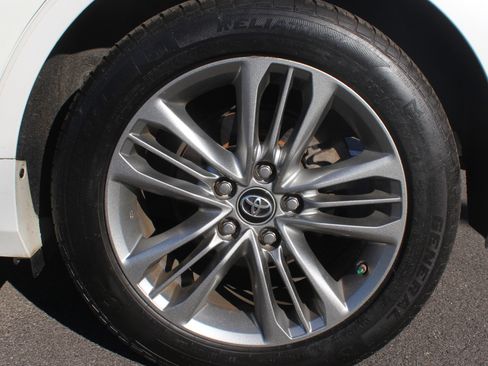 Used 2017 Toyota Camry SE w/ Moonroof Package image 19