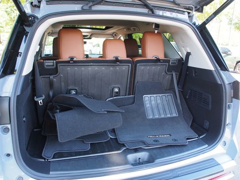 Used 2025 Nissan Pathfinder Platinum FWD image 17