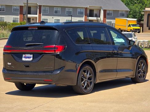 Used 2025 Chrysler Pacifica Limited FWD image 4