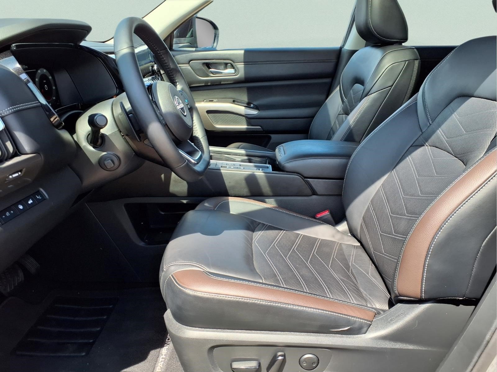 Used 2024 Nissan Pathfinder Platinum FWD image 10