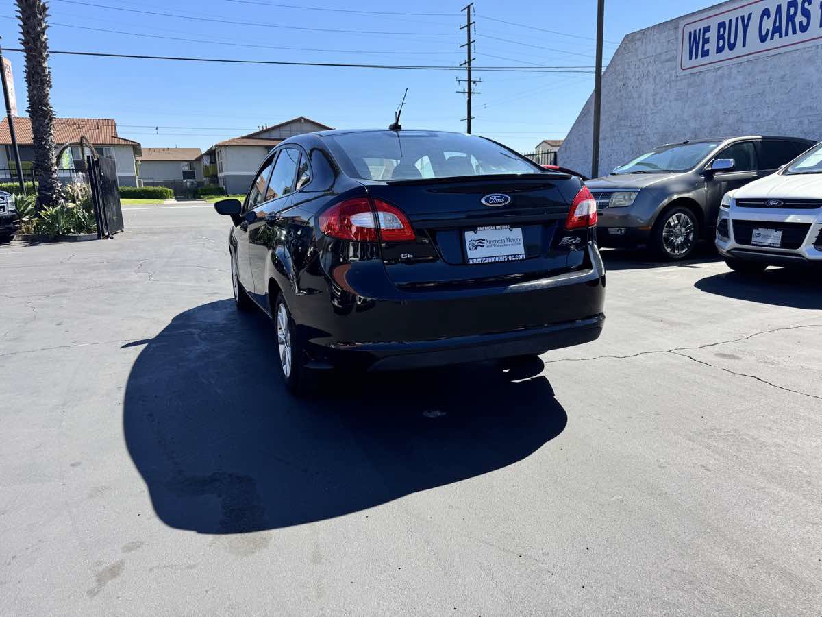Used 2013 Ford Fiesta SE FWD image 2