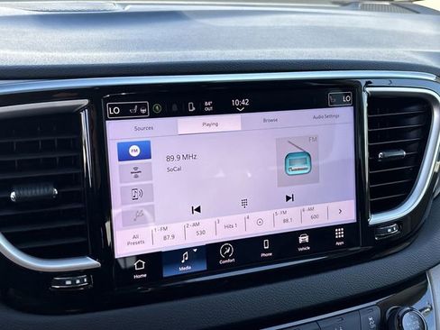 Certified 2024 Chrysler Pacifica Touring-L image 25