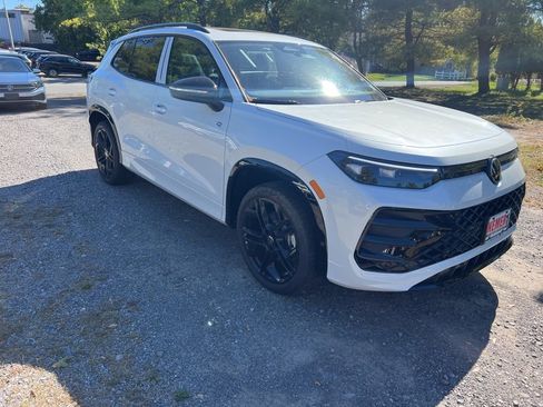 New 2025 Volkswagen Tiguan SE R-Line image 3