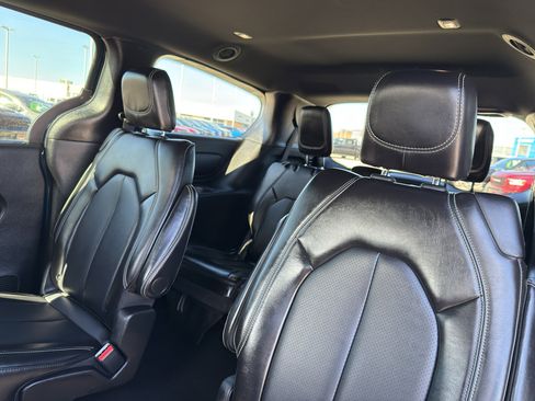 Used 2025 Chrysler Pacifica Select image 32