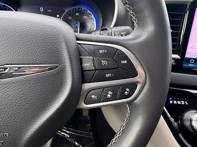 Used 2023 Chrysler Pacifica Touring-L FWD image 29
