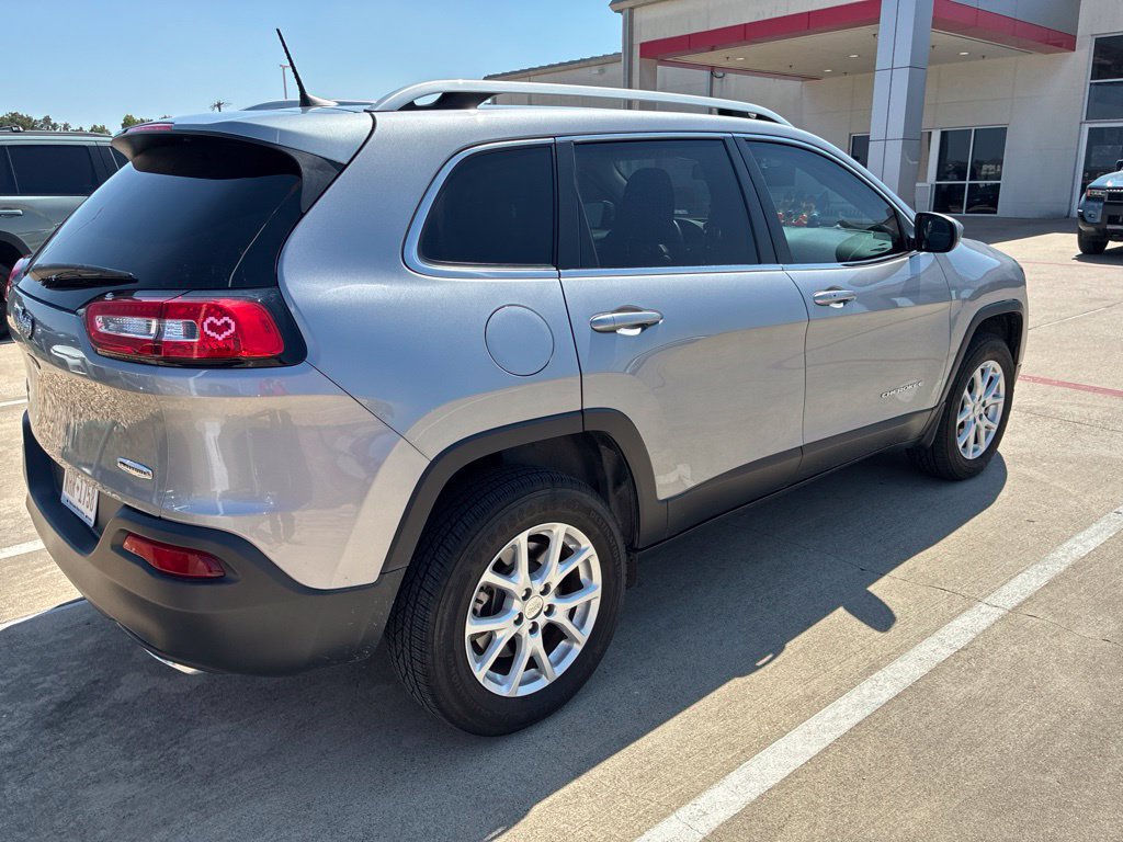 Used 2016 Jeep Cherokee Latitude w/ Comfort/Convenience Group AWD/4WD image 2